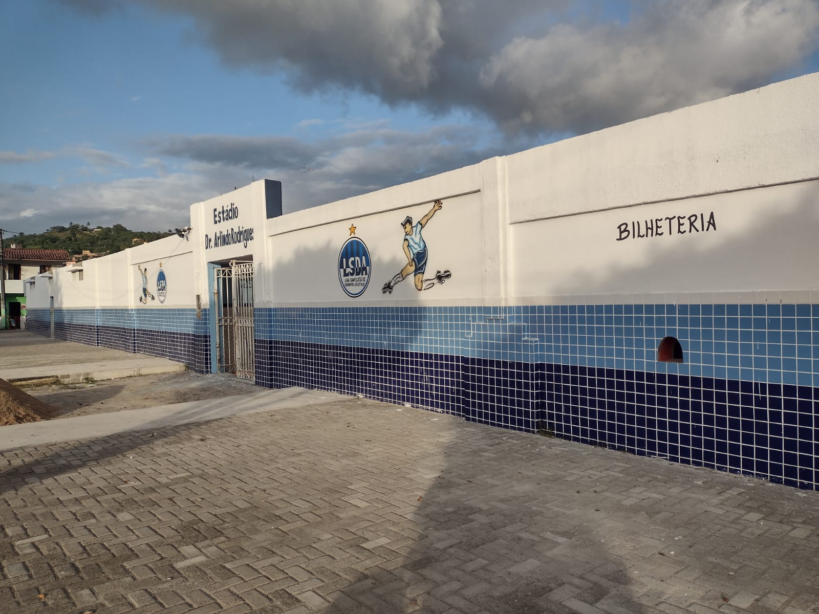 Obra do Estádio Arlindo Rodrigues está em fase de acabamento